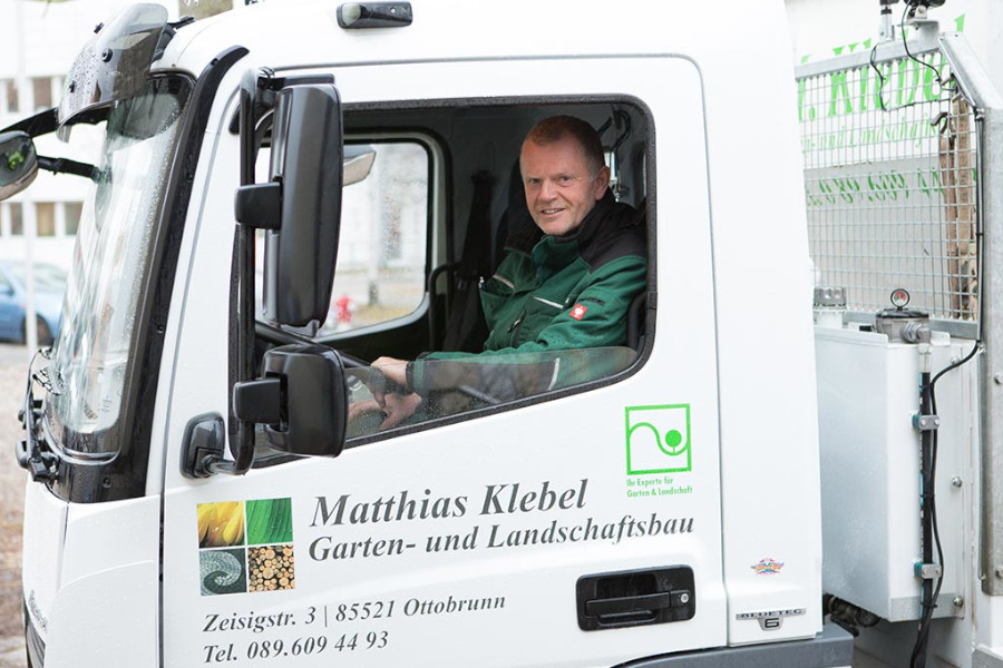 Inhaber Matthias Klebel in einem LKW